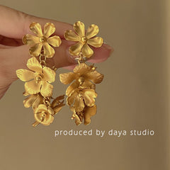 Retro Gold Exaggerated Flower Ear Clips, High-end and Elegant Earrings, Elegant and Noble Earrings Without Ear Holes