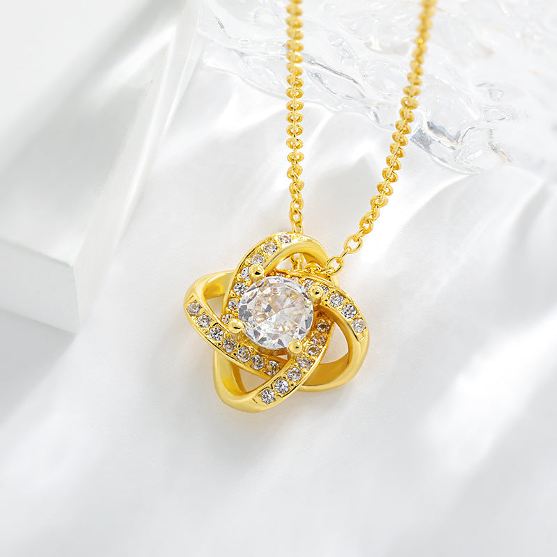 Eternal Heart Collarbone Chain for Women, High-end Design Sense Rotating Lucky Four-leaf Clover Necklace