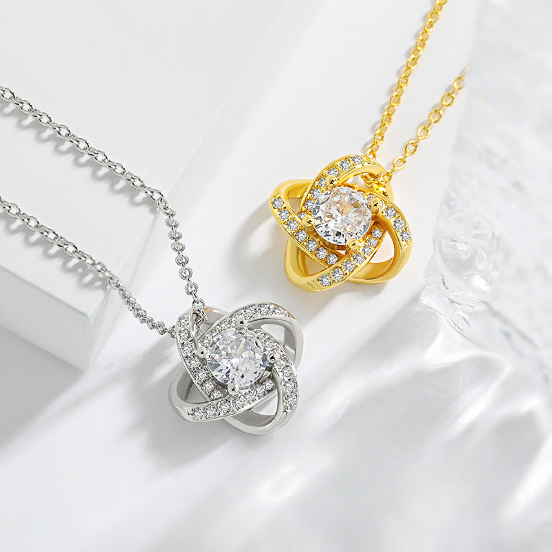 Eternal Heart Collarbone Chain for Women, High-end Design Sense Rotating Lucky Four-leaf Clover Necklace