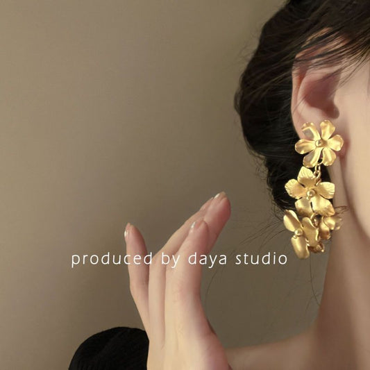 Retro Gold Exaggerated Flower Ear Clips, High-end and Elegant Earrings, Elegant and Noble Earrings Without Ear Holes