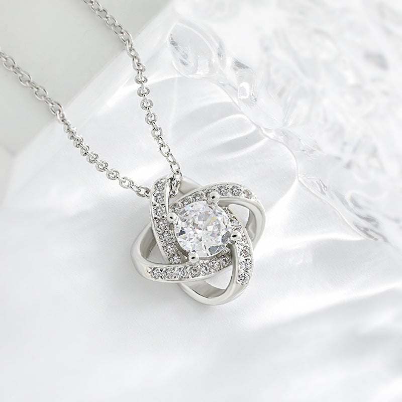 Eternal Heart Collarbone Chain for Women, High-end Design Sense Rotating Lucky Four-leaf Clover Necklace