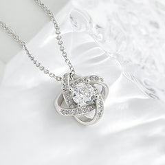 Eternal Heart Collarbone Chain for Women, High-end Design Sense Rotating Lucky Four-leaf Clover Necklace